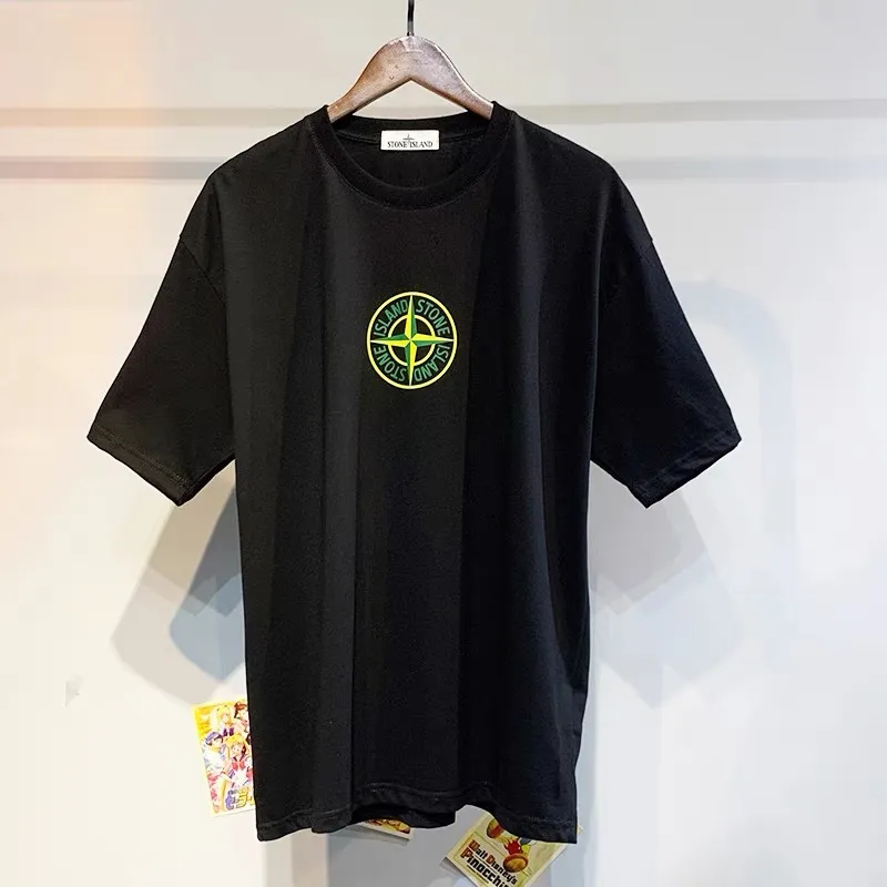 W622#P110💰 [Stone lsland/Stone Island summer new short-sleeved T-shirt with small compass print on the chest] ⚠️[Original creation with high control of details] - Made of 260 grams of combed cotton with 32-count double yarn, soft and comfortable to the touch, sweat-absorbent and breathable. - Simple, basic and versatile style, original quality, the first choice for couples. - Made in a large factory, four needles and five threads on the shoulder, neatly arranged, high quality workmanship. - Same style for men and women. Very versatile, one piece for everyone, details are clearly visible. Color: Black White Size: M L